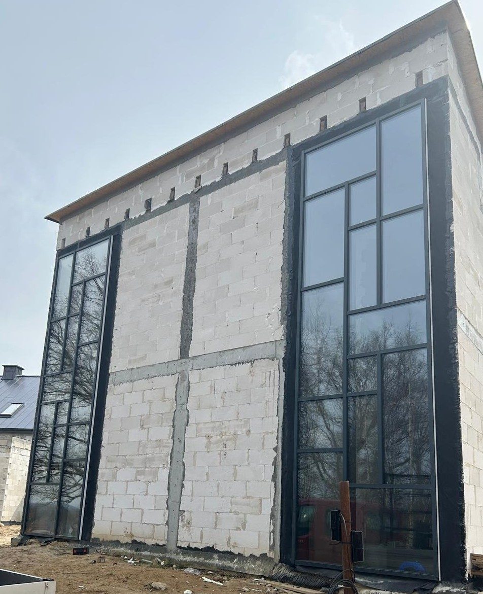 Wysoka fasada słupowo-ryglowa