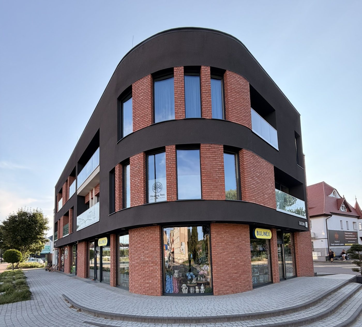 Realizacja w Lęborku - okna i drzwi aluminium, szyby zagięte
