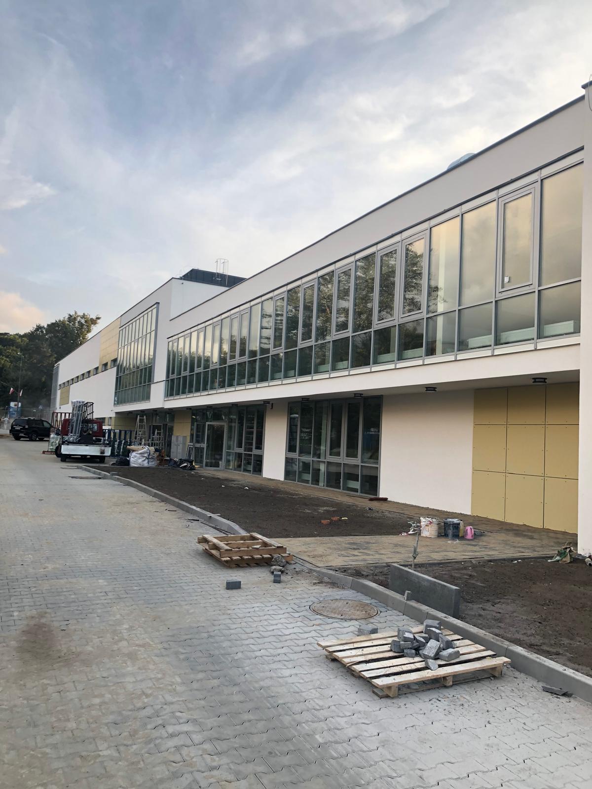 Szkoła Wejherowo - Fasady słupowo ryglowe, okna aluminiowe oddymiające